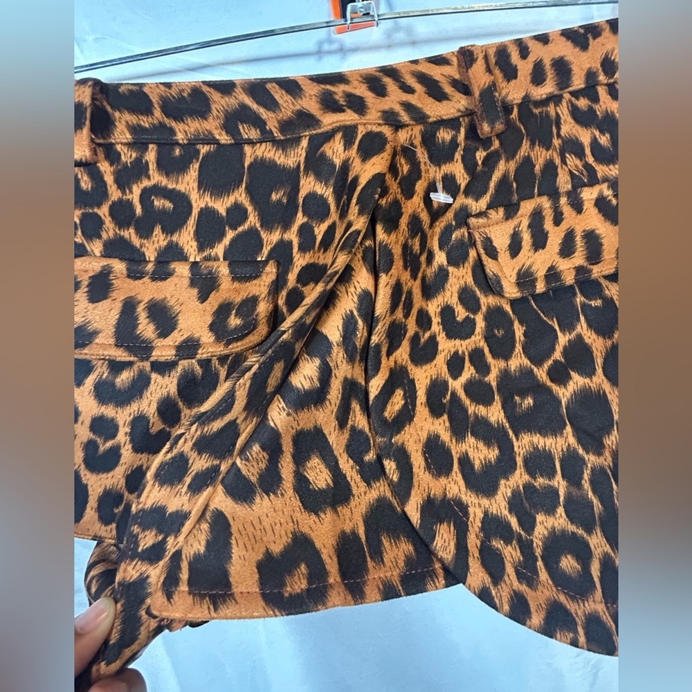 Davi & Dani Leopard Print Cargo Shorts - Chic & Versatile Safari Style - Picture 4 of 6